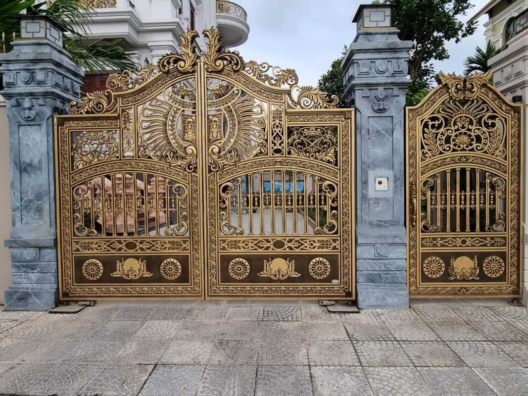 Báo giá thi công cổng nhôm đúc tại Đà Nẵng 2 hoa van