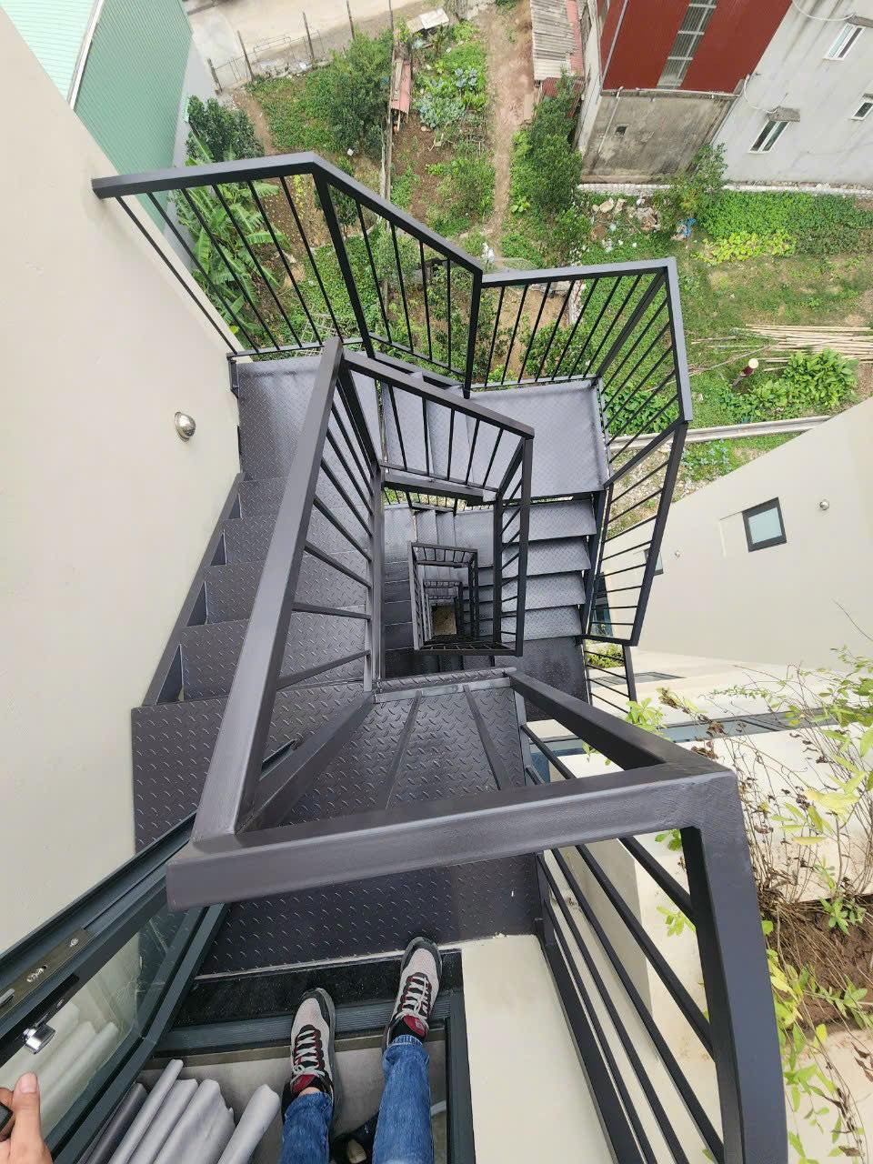 cầu thang thoát hiểm Hà Nội 