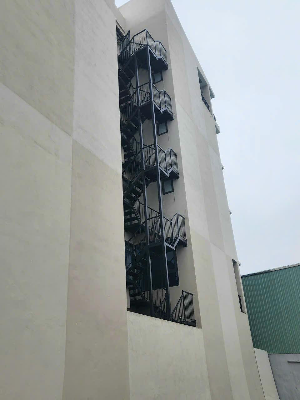 cầu thang thoát hiểm Hà Nội