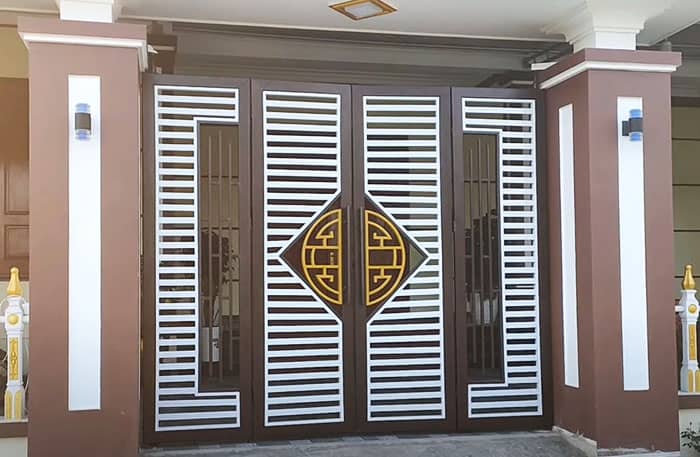 Cua sat hop 4 canh sang trong